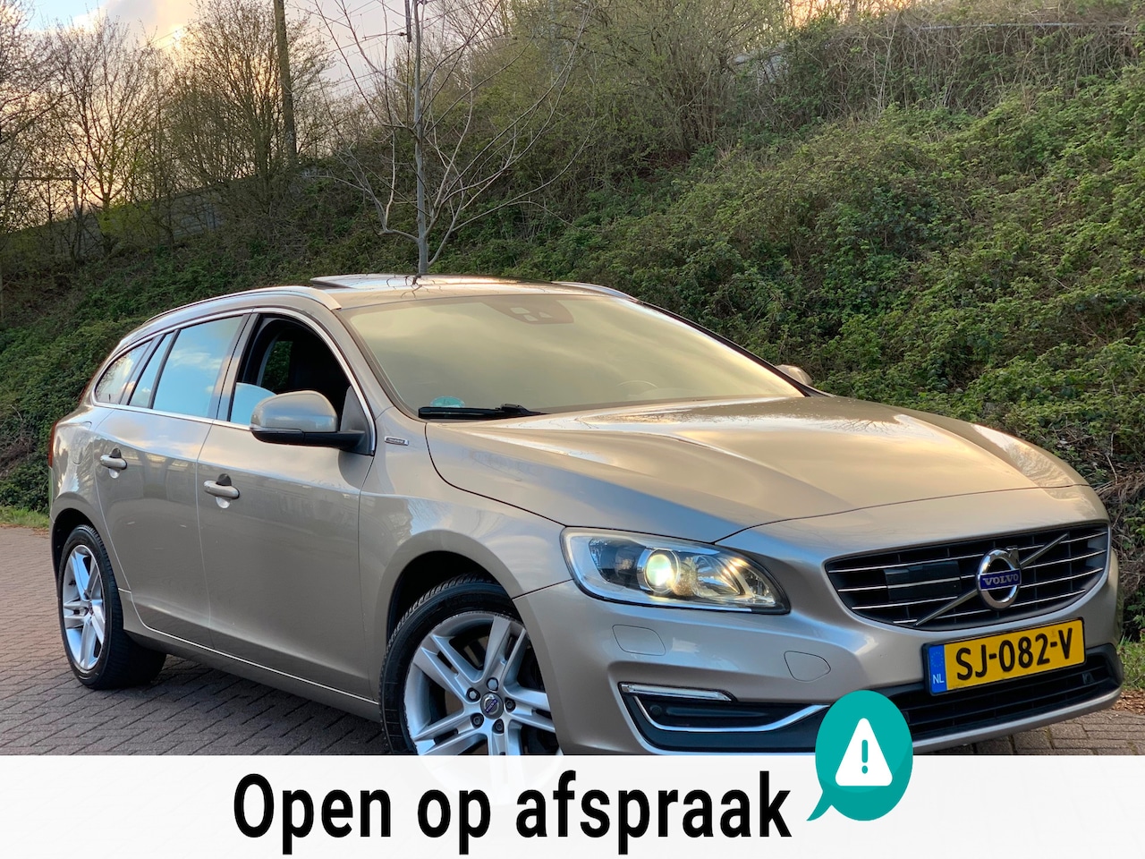 Volvo V60 - 2.4 D5 Twin Engine Special Edition AUT LEDER NAVI SCHUIFDAK EURO6 - AutoWereld.nl