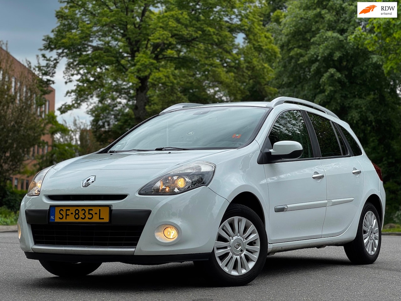 Renault Clio Estate - 1.2 TCE Corporate|NAVI|PSENSOR|HALFLEDER|AIRCO|TREKHAAK|CRUISE|2XSLEUTELS|COMPLEET ONDERHO - AutoWereld.nl