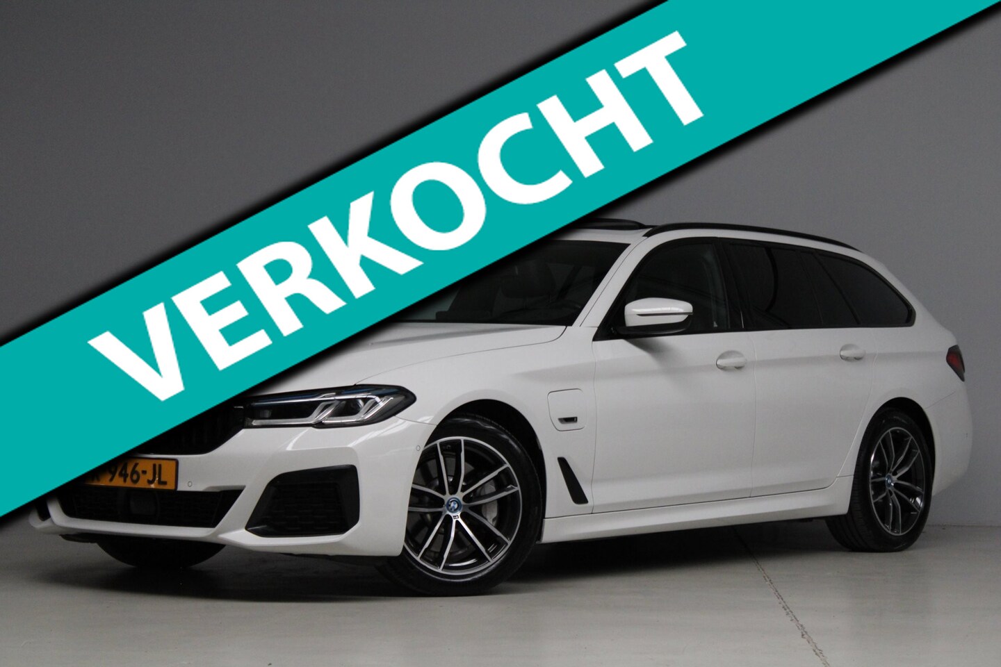BMW 5-serie Touring - 530e xDrive High Executive | adap. cruise | panoramadak | elek. trekhaak | harmankardon | - AutoWereld.nl