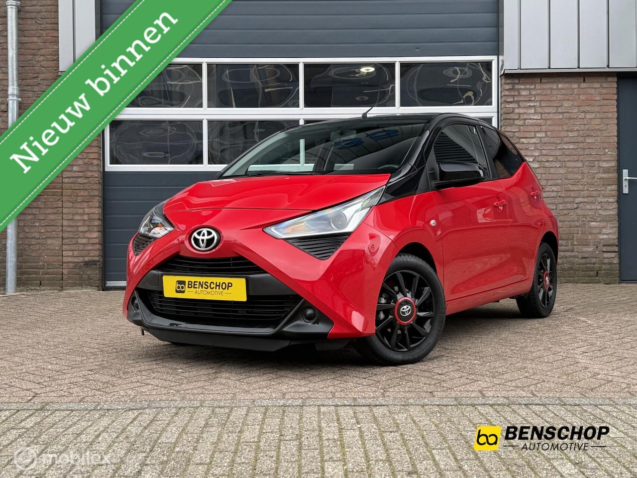 Toyota Aygo - 1.0 VVT-i x-play Bi-tone Carplay Camera Lichtmetaal 5 Deurs - AutoWereld.nl