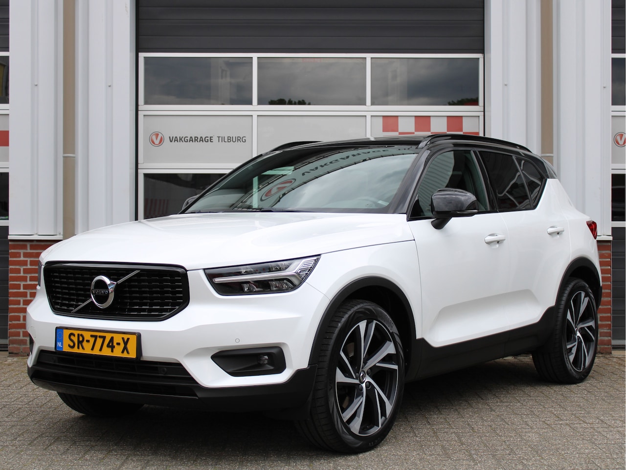 Volvo XC40 - 2.0 T4 190PK R-Design Automaat /NAVI/Panoramadak/Trekhaak/Cruise control/PDC/20'LM/Leder/C - AutoWereld.nl