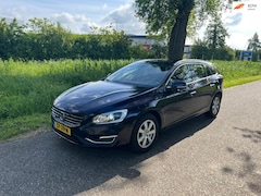 Volvo V60 - 2.0 T4 Kinetic 1e Eigenaar Airco Cruise Navi Pdc Achter Leder Bekleding