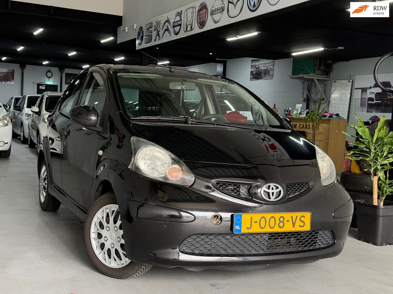 Toyota Aygo - 1.0-12V/ 5drs/ dealeronderhouden/ 1jaar apk/ airco/ EL-ramen/ zeer nette auto. - AutoWereld.nl