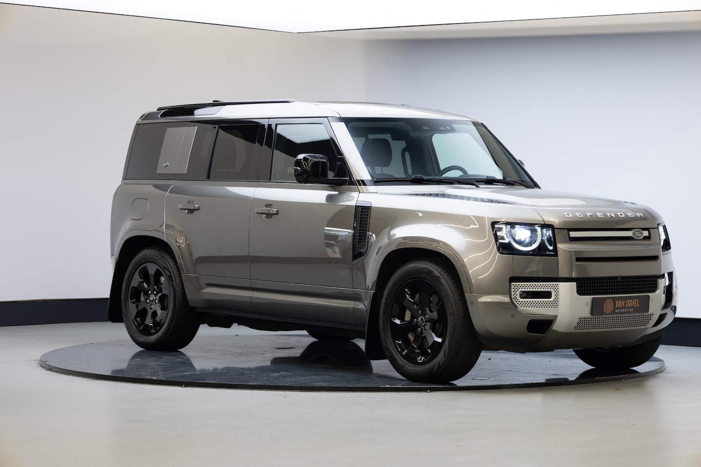 Land Rover Defender 110 - 2.0 P400e 110 XS Edition | Panoramadak | Trekhaak | SOH 91.7% | - AutoWereld.nl