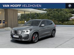 BMW iX1 - eDrive20 M Sport / Trekhaak / Panoramadak / Sportstoelen / Comfort Access / Head-Up / Harm