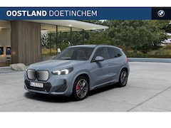 BMW iX1 - eDrive20 M Sport / Panoramadak / Trekhaak / Sportstoelen / Adaptieve LED / Head-Up / Comfo