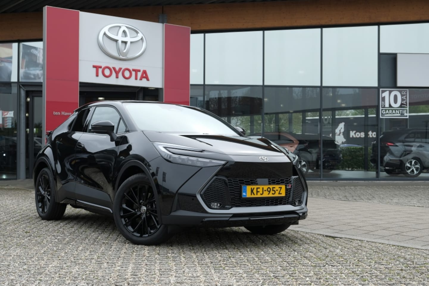 Toyota C-HR - 2.0 PHEV 220 Black Edition Automaat | Apple Carplay / Android au - AutoWereld.nl