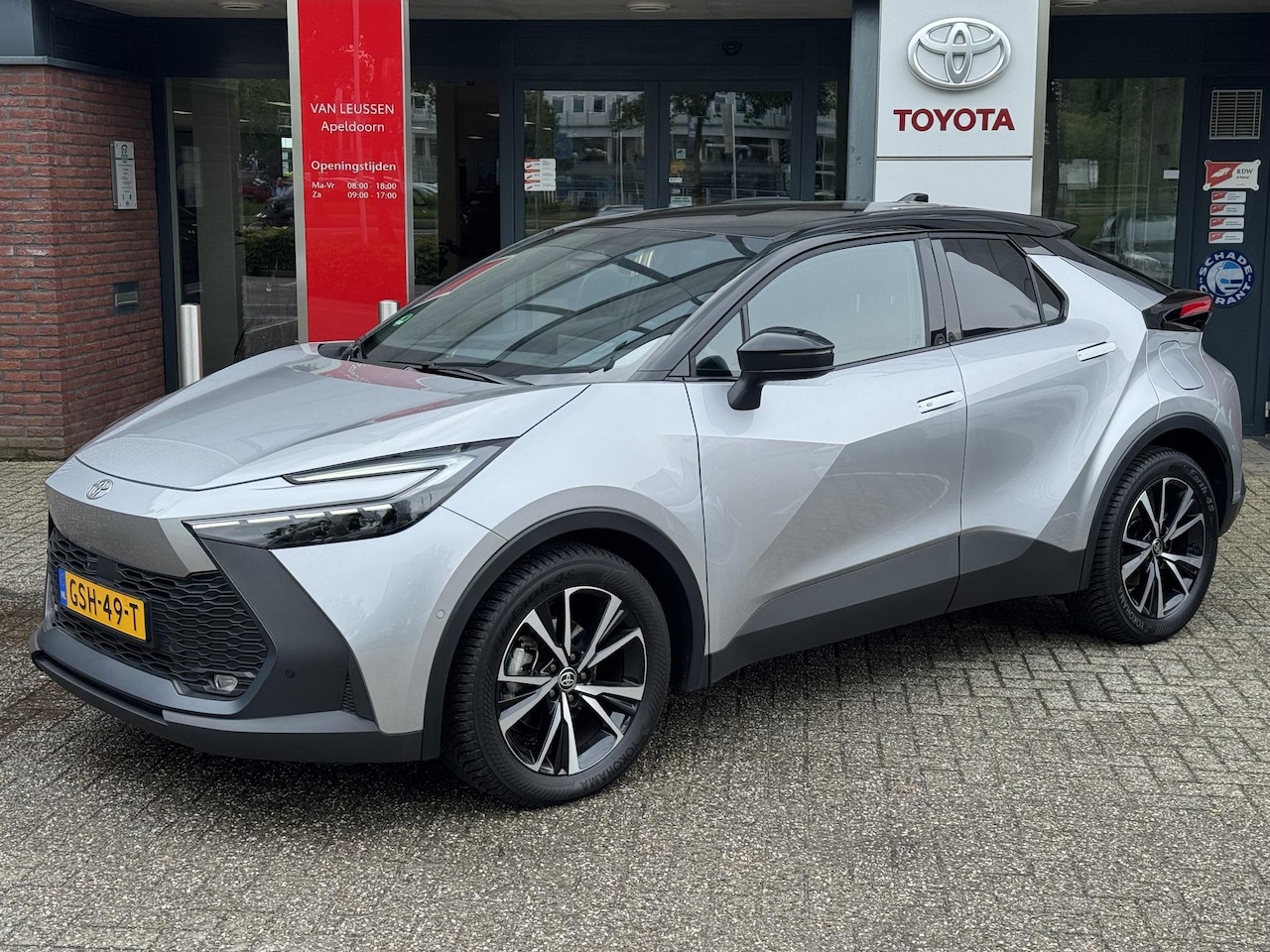 Toyota C-HR - 1.8 HYBRID 140 FIRST-EDITION BI-TONE 360° CAMERA EL-ACHTERKLEP KEYLESS PARK-SENSOREN 18'' - AutoWereld.nl