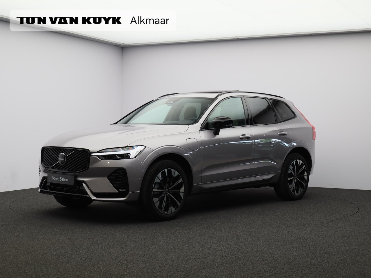 Volvo XC60 - T6 350PK Plug-in hybrid AWD Plus Dark / Panoramisch Dak / Head-Up / 360gr Camera / Stuur+S - AutoWereld.nl
