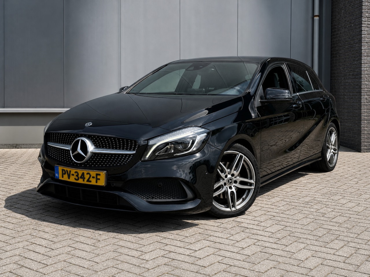 Mercedes-Benz A-klasse - A-klasse 200d AMG / CAMERA / TREKHAAK - AutoWereld.nl