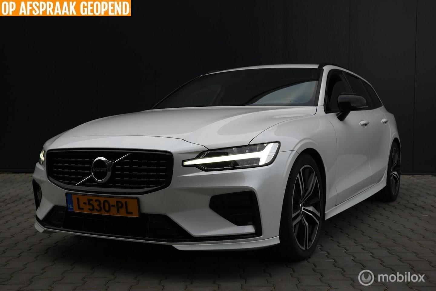 Volvo V60 - 2.0 B4 R-Design 1-STE EIGENAAR/PANORAMADAK/LED/NAP - AutoWereld.nl