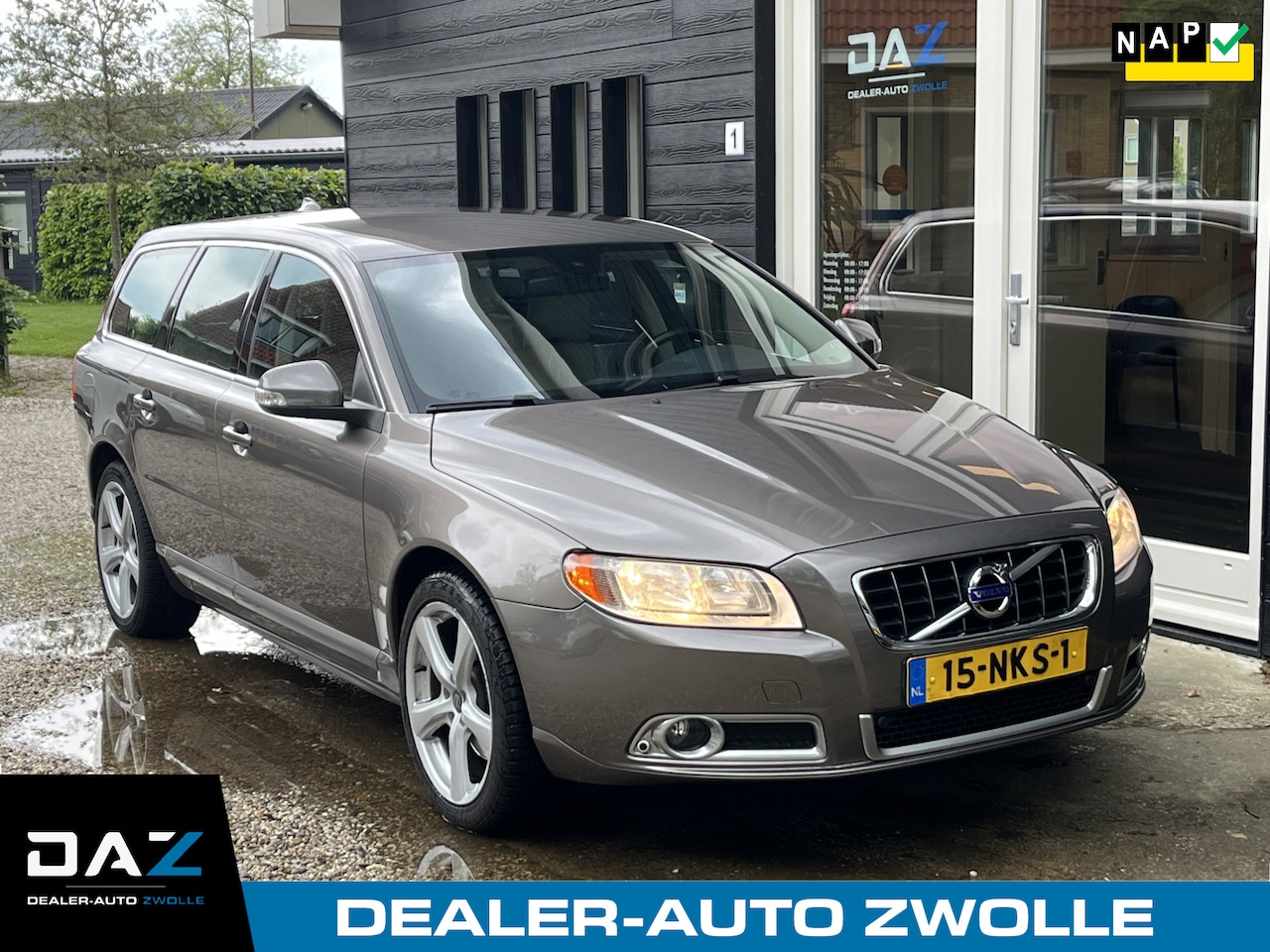 Volvo V70 - 2.0T Momentum Aut/Ecc/Leer/Navi/Trekhaak - AutoWereld.nl