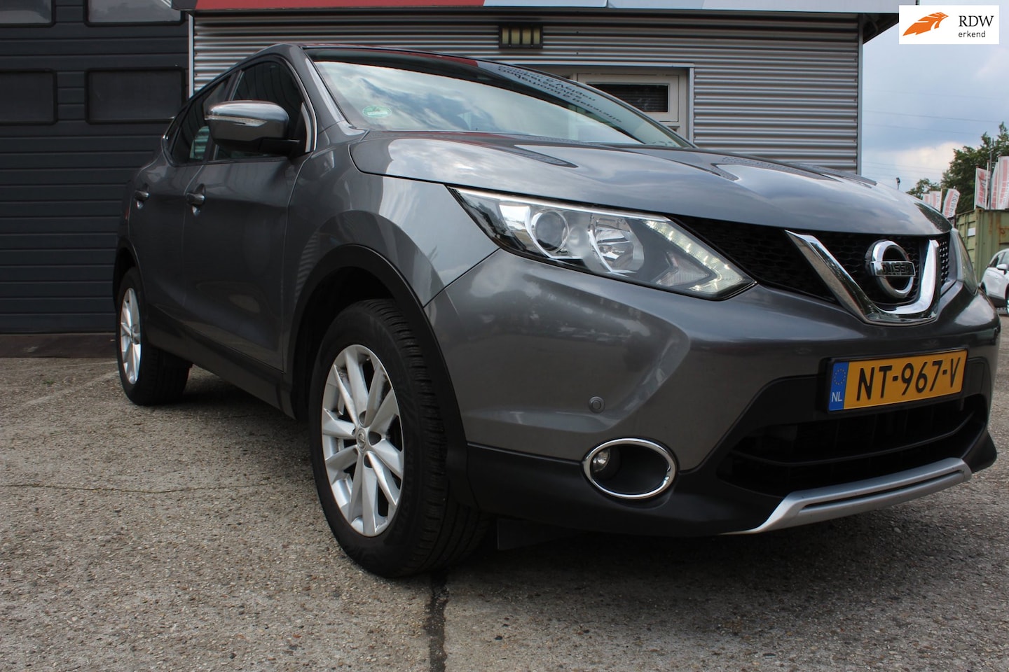 Nissan Qashqai - 1.2 Acenta nieuwe distributie- apk- onderhoudsbeurt, vol opties zoals: navi, camera, cruis - AutoWereld.nl