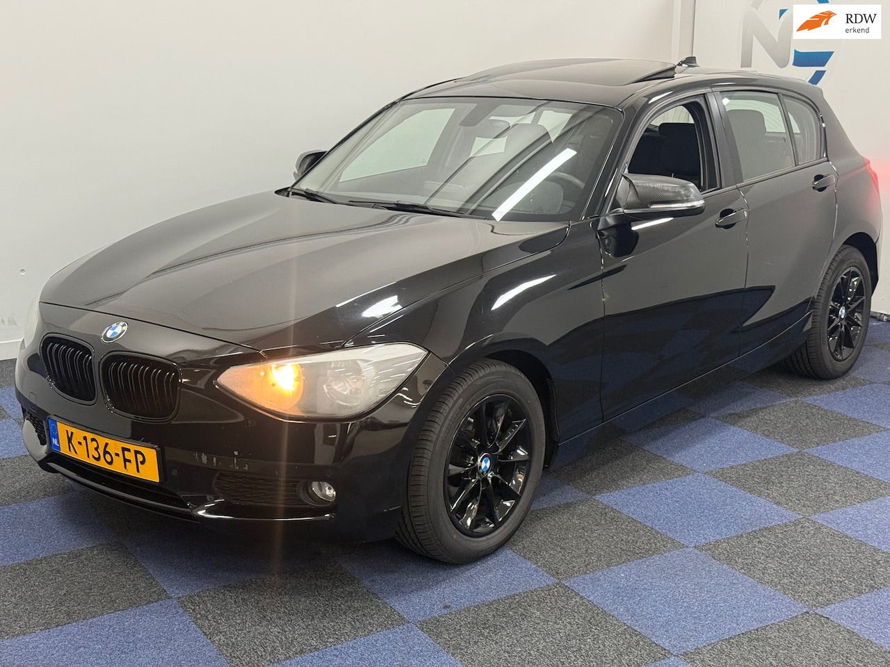 BMW 1-serie - 116i Business / SCHUIFKANTELDAK / NETTE AUTO / STOELVERWARMING - AutoWereld.nl