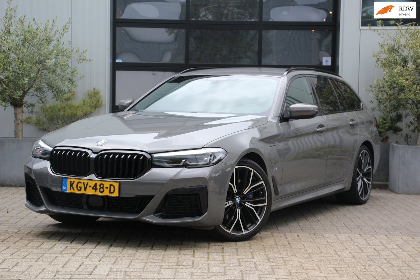 BMW 5-serie Touring - 530e M-Sport - 292 PK - BERNINAGRAU - TREKHAAK - APPLECARPLAY - 20 INCH -DEALER ONDERHOUDE - AutoWereld.nl