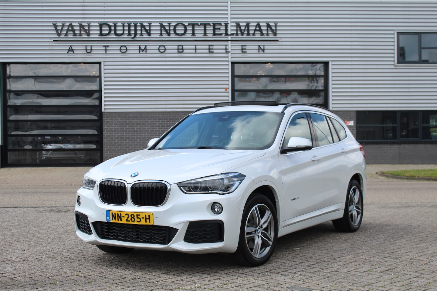 BMW X1 - sDrive20i Centennial High Executive / M sport / Panoramadak / N.A.P. - AutoWereld.nl