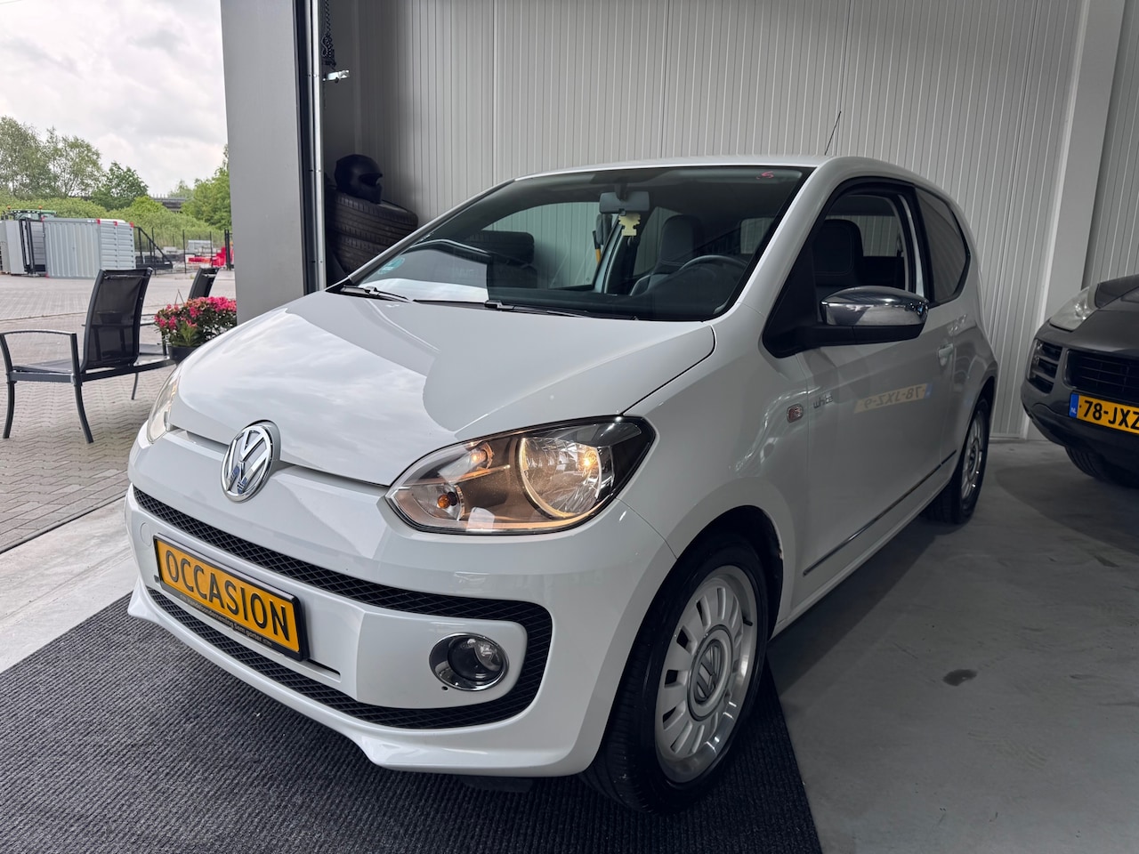 Volkswagen Up! - 1.0 up! white Edition 75pk leder !! - AutoWereld.nl