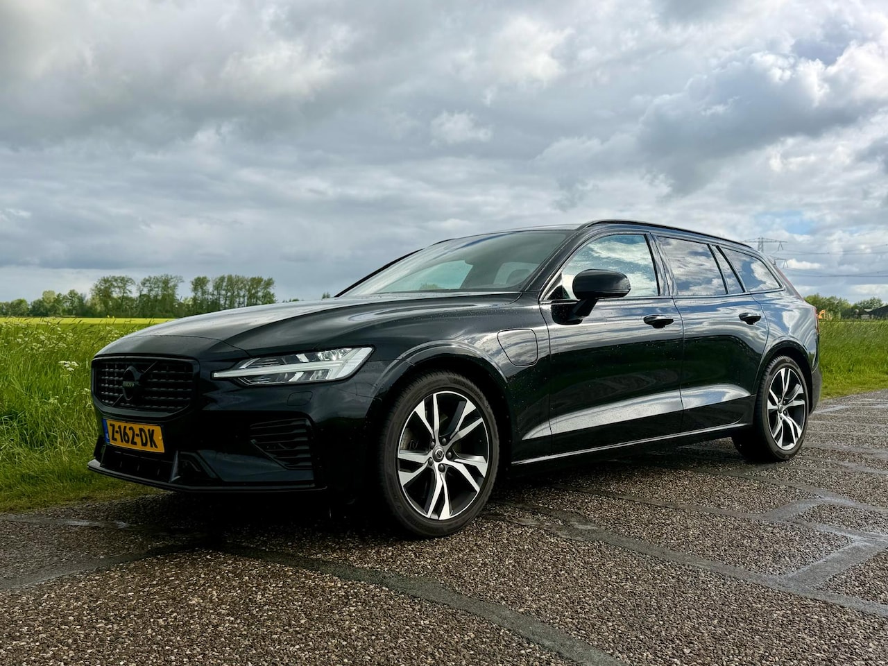 Volvo V60 - 2.0 T6 Recharge AWD R-Design leder, trekhaak, dealeronderhouden - AutoWereld.nl