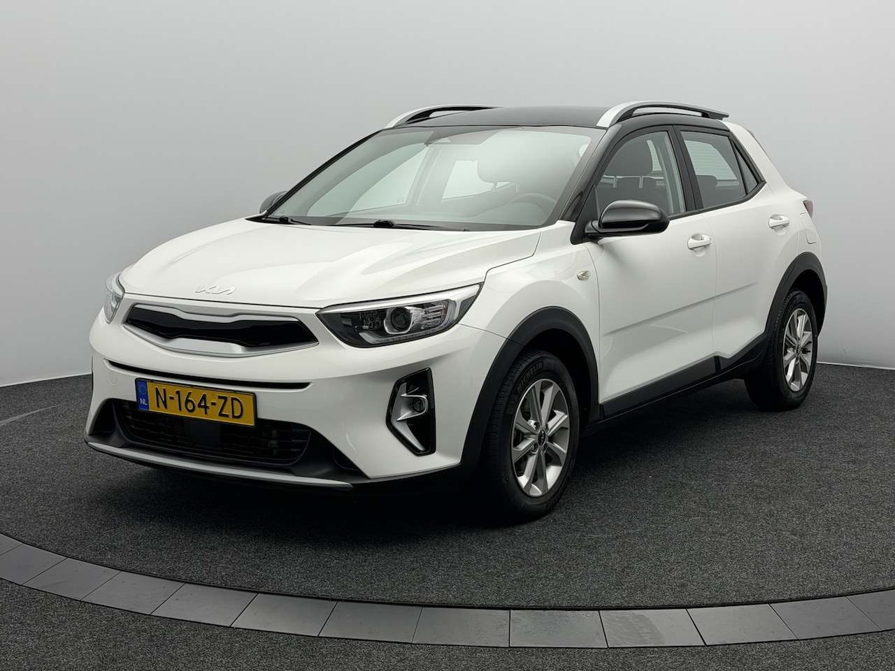 Kia Stonic - 1.0 T-GDi MHEV DynamicLine | Trekhaak | Navigatie | Cruise | Two-Tone kleurstelling - AutoWereld.nl
