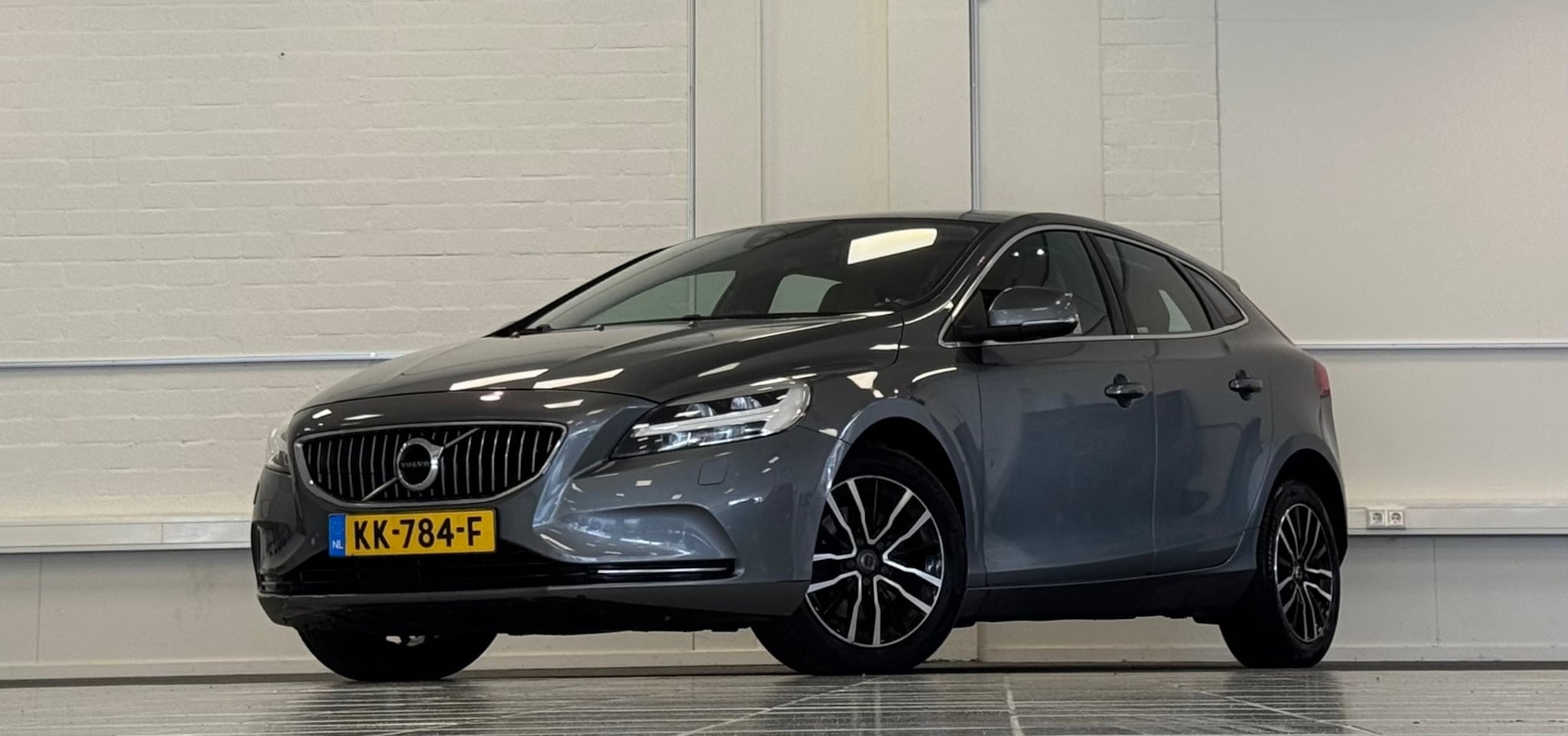 Volvo V40 - 2.0 T2 Summum Panoramadak Lerenbekleding Xenon Luxury-Line 100% onderhouden - AutoWereld.nl