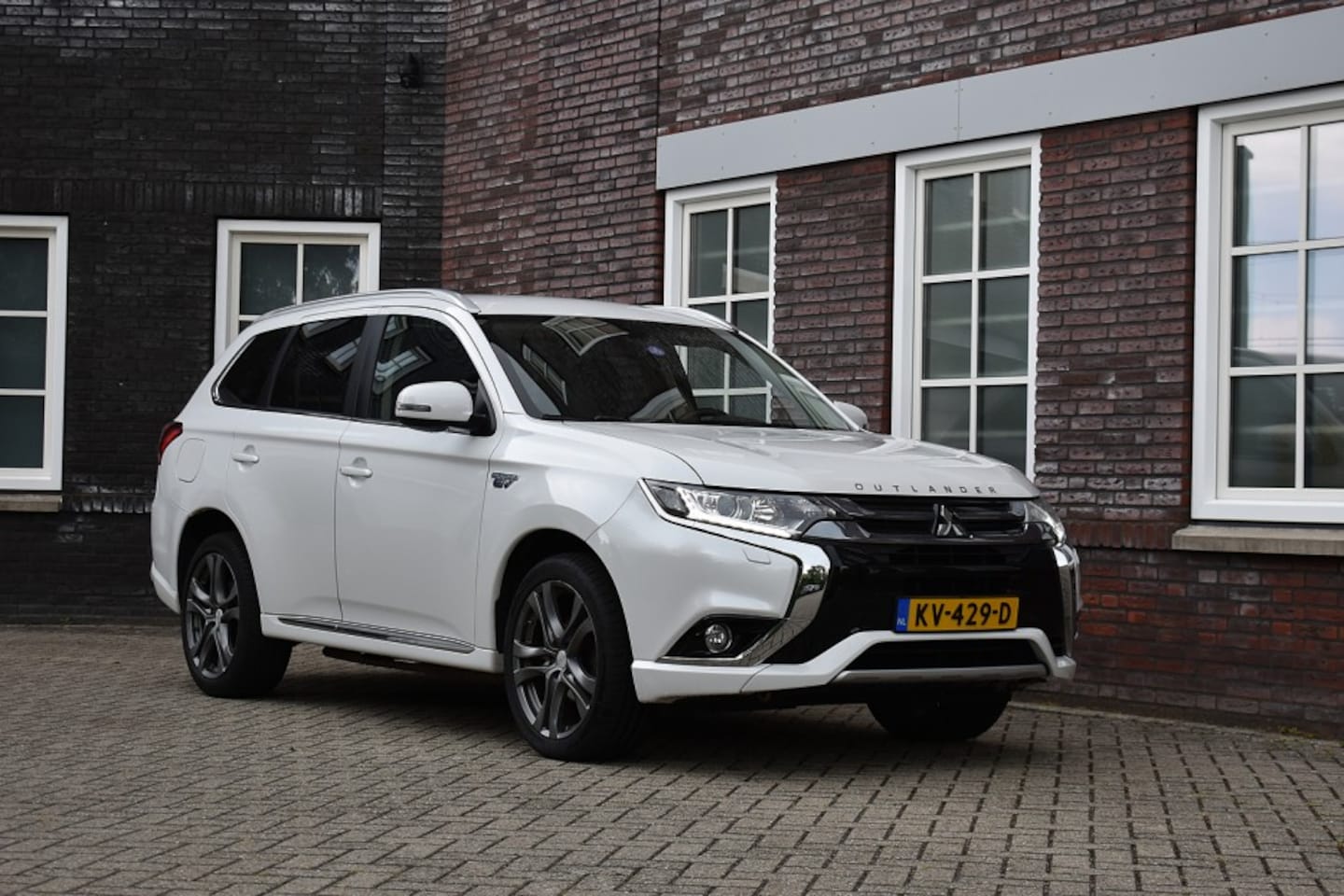 Mitsubishi Outlander - 2.0 PHEV Business Edition Wij zijn op afspraak geopend! Graag bellen voor uw komst. - AutoWereld.nl