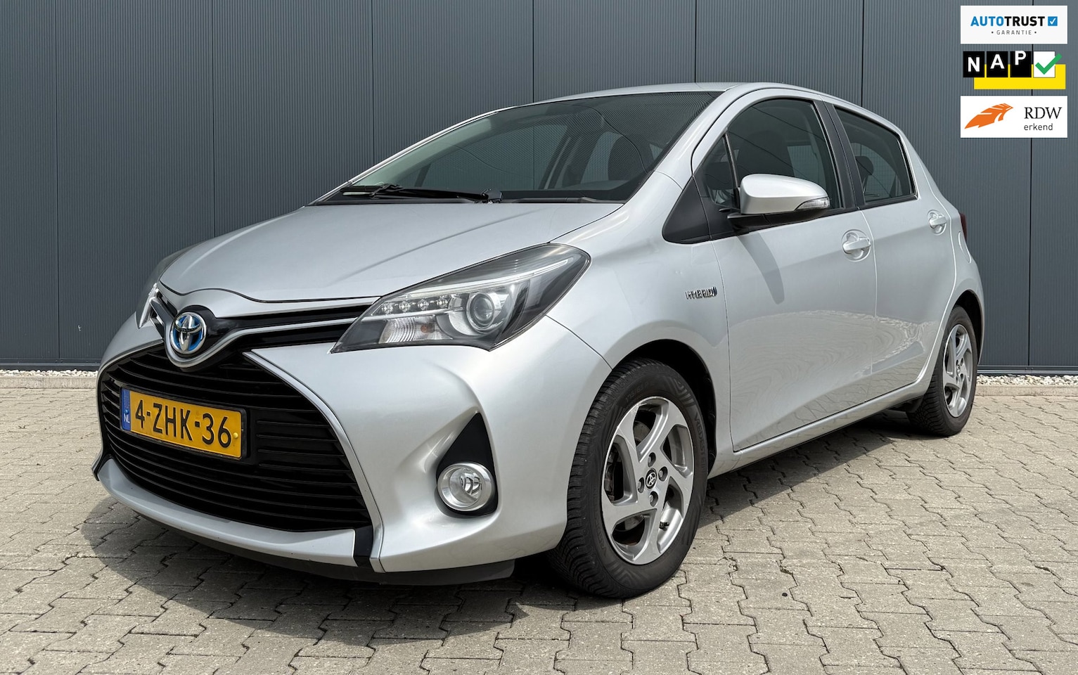 Toyota Yaris - 1.5 Hybrid Lease Airco Cruise Navi Camera - AutoWereld.nl