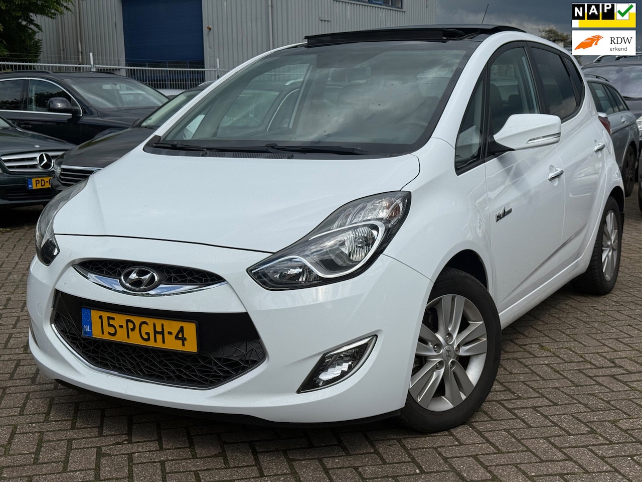 Hyundai ix20 - 1.6i i-Catcher | NAP | PANO | LEER | CAMERA - AutoWereld.nl