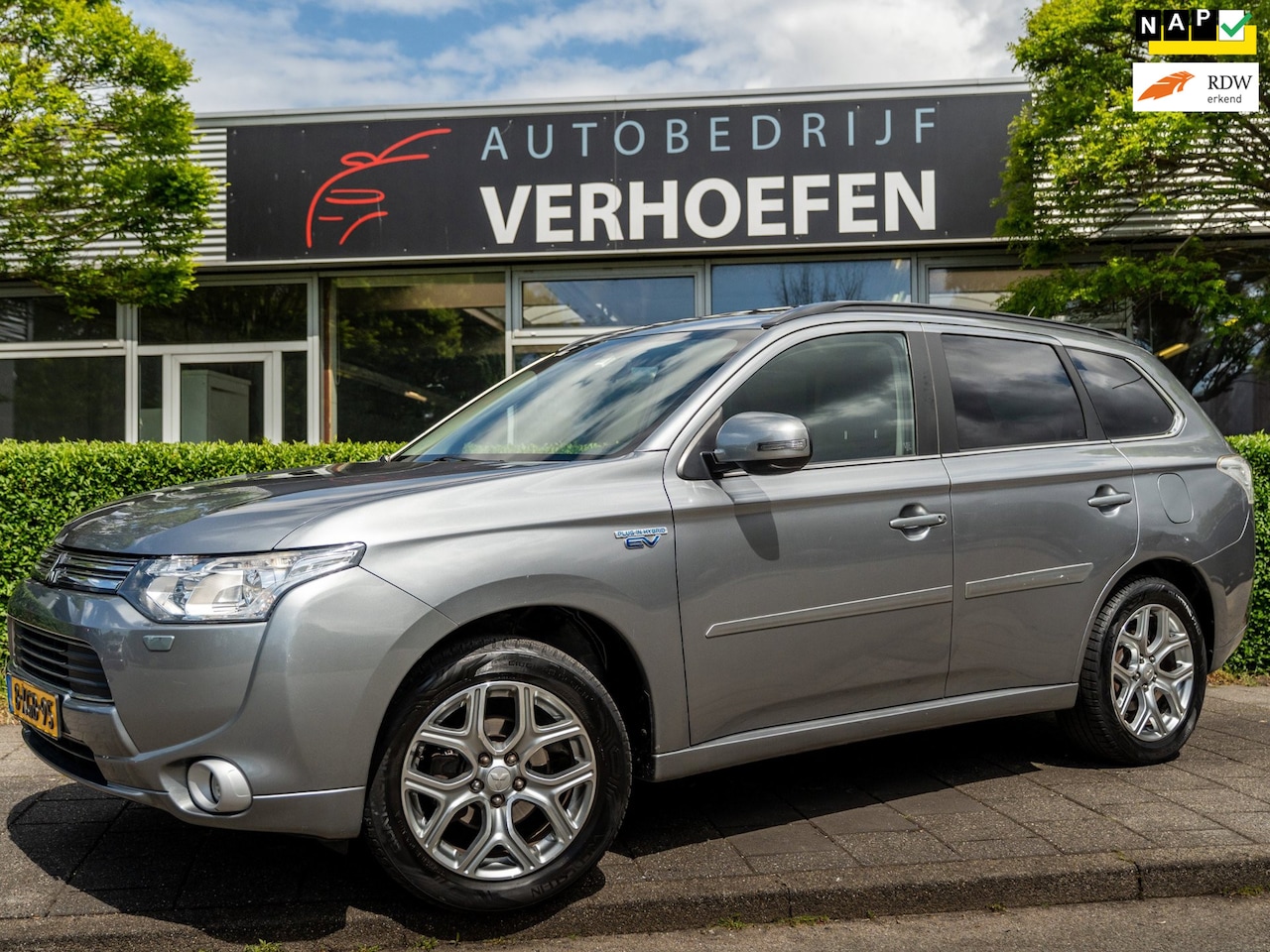 Mitsubishi Outlander - 2.0 PHEV Instyle - PANORAMADAK - XENON - CRUISE/CLIMATE CONTR - NAVIGATIE - LEDER !! - AutoWereld.nl