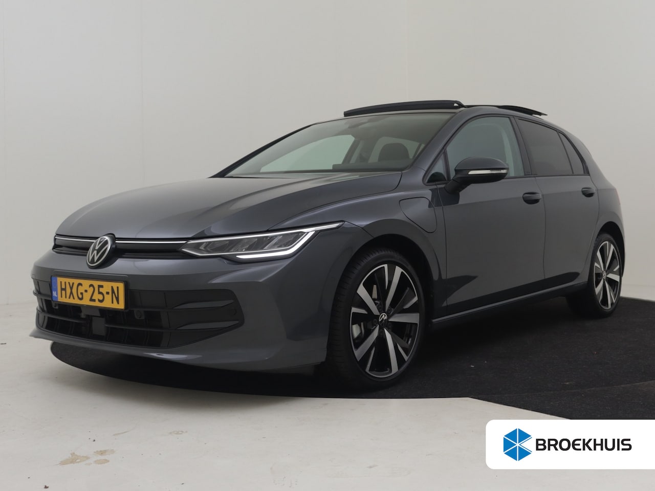 Volkswagen Golf - 1.5 eHybrid Life Edition 204Pk DSG/AUTO | Glazen panorama-dak | Achteruitrijcamera | Apple - AutoWereld.nl