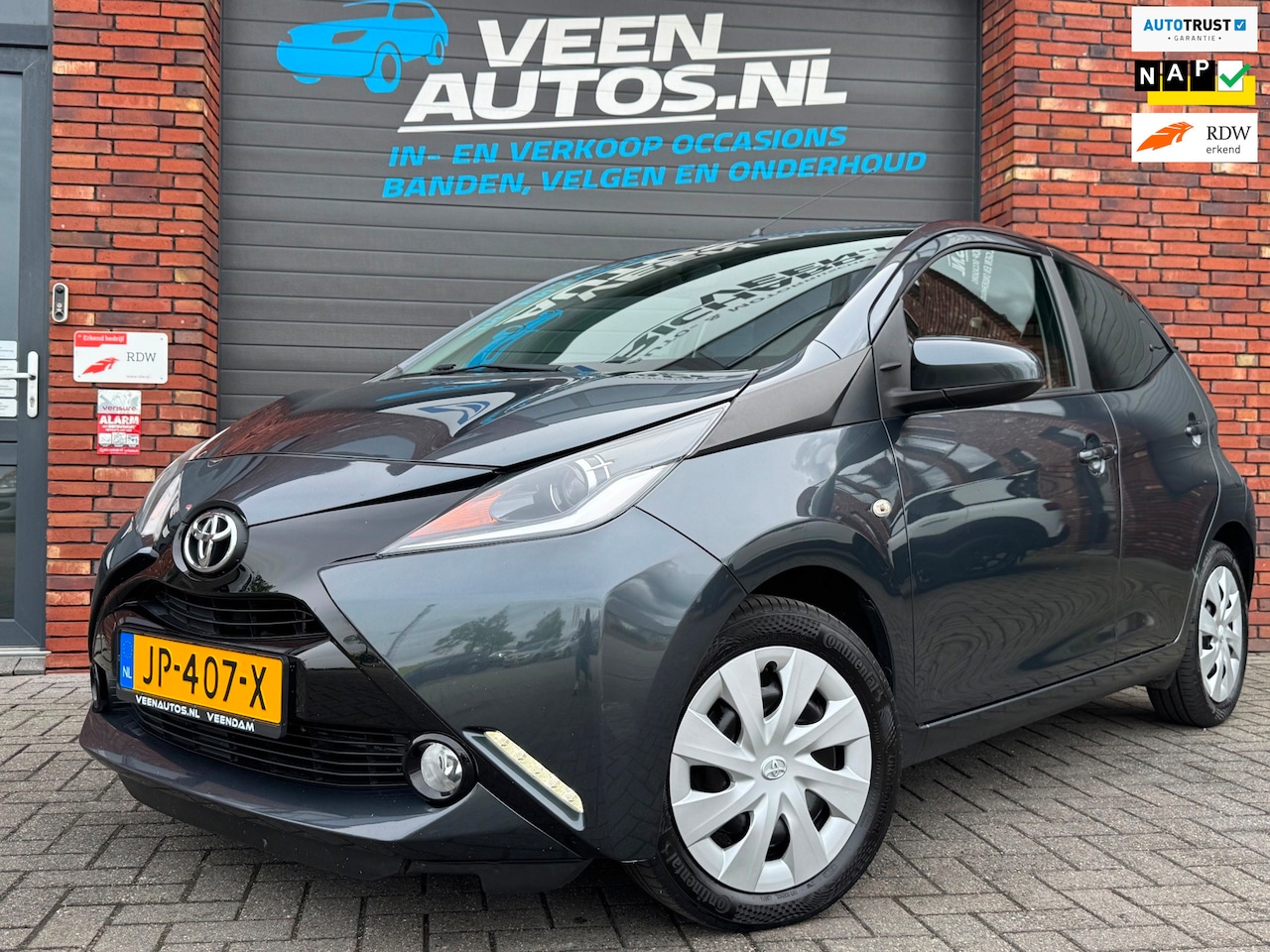 Toyota Aygo - 1.0 VVT-i x-play Dealer Onderhouden LED NAP - AutoWereld.nl