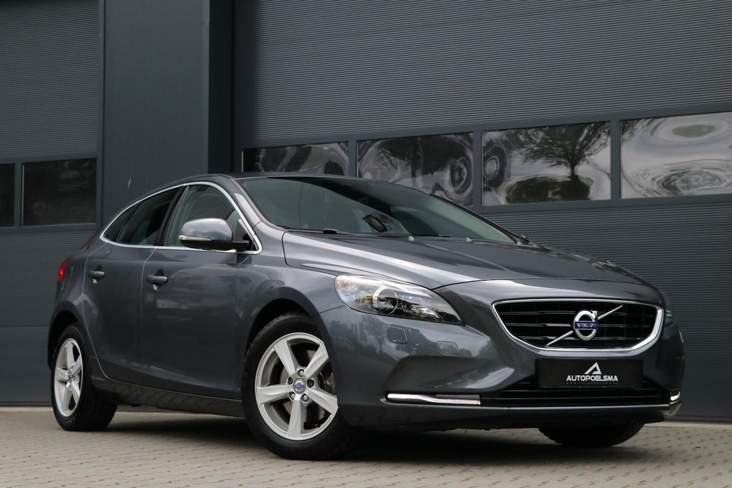 Volvo V40 - 1.6 T3 150PK Momentum Navigatie Cruise Stoelverwarming Pdc Xenon 160000KM BJ2015 - AutoWereld.nl