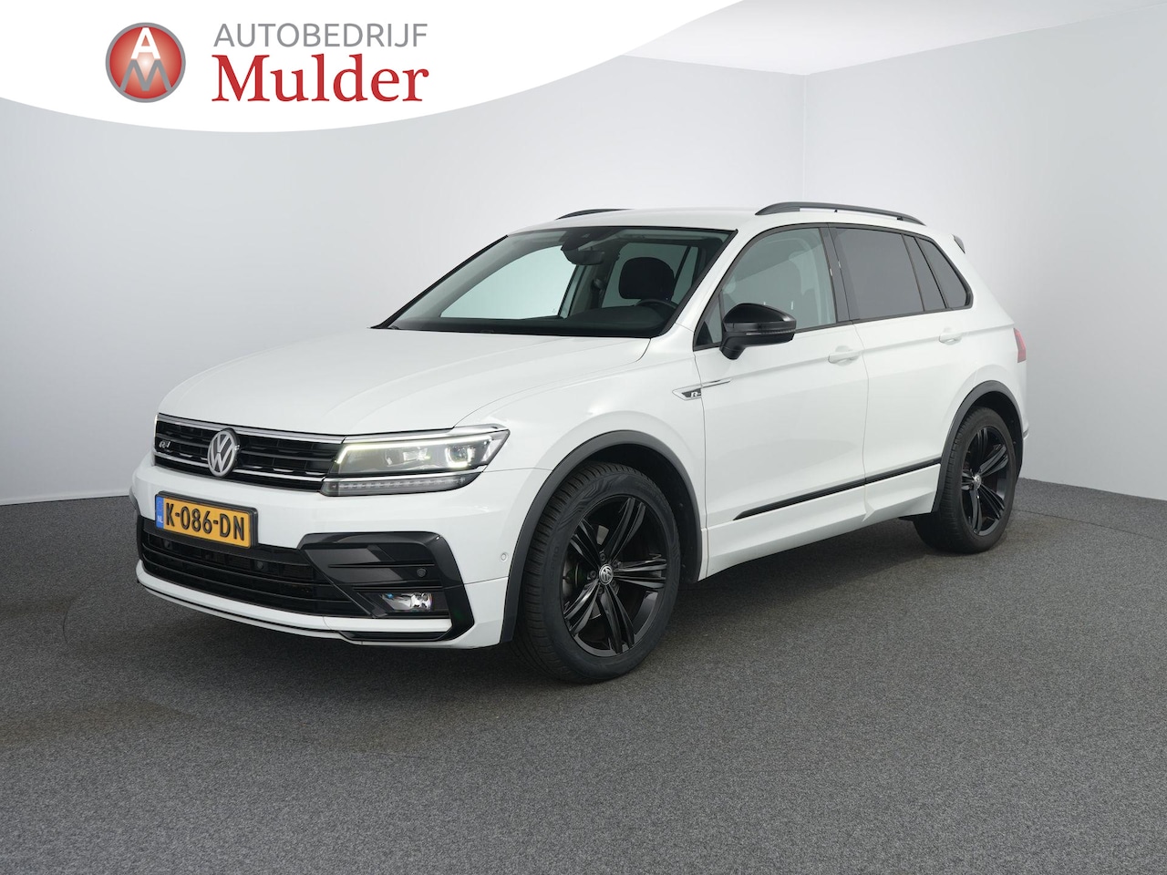 Volkswagen Tiguan - 1.5 TSI ACT Highline Business R | Black style | Zwenkhaak | ACC | Winterpakket | Camera | - AutoWereld.nl