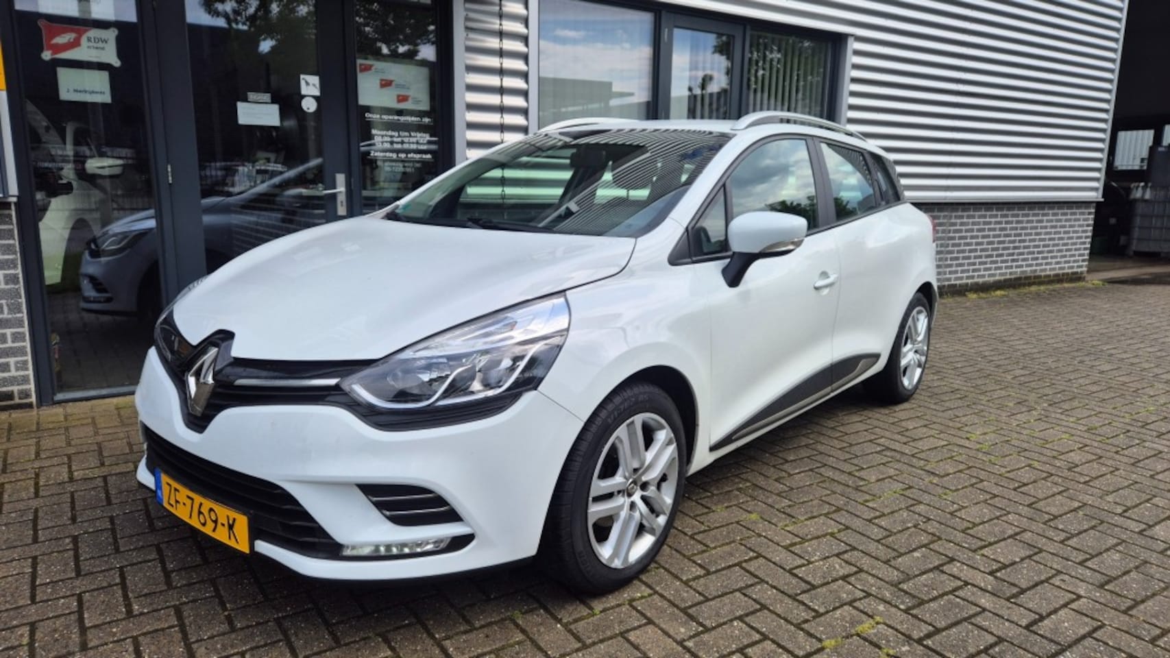 Renault Clio - 0.9 TCE ZEN AIRCO CRUISE NAVI EL RAMEN  EN SPIEGELS NAP - AutoWereld.nl