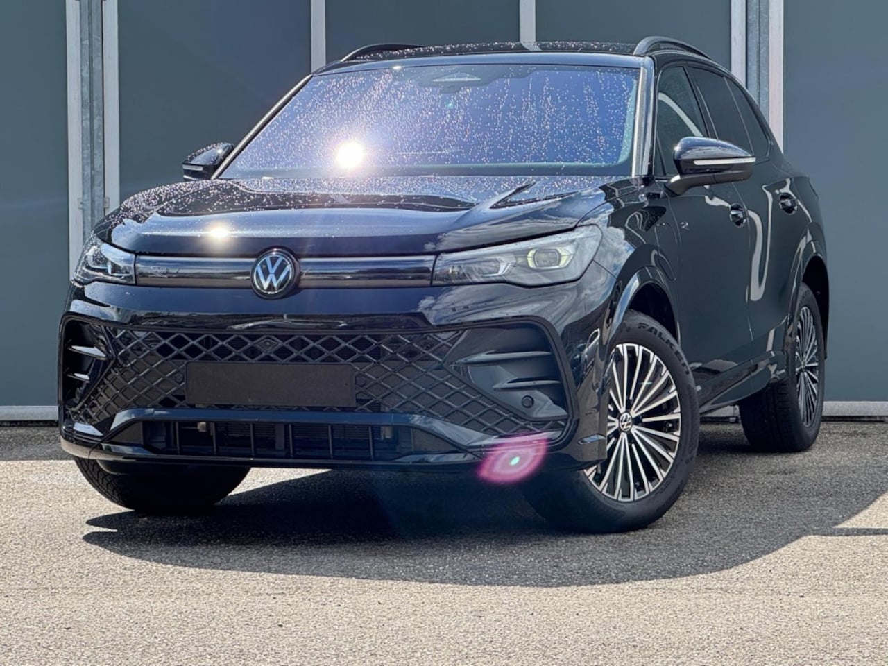 Volkswagen Tiguan - 1.5 TSI eHybrid 204pk R-Line Black Style | 360 Camera | Head-Up - AutoWereld.nl