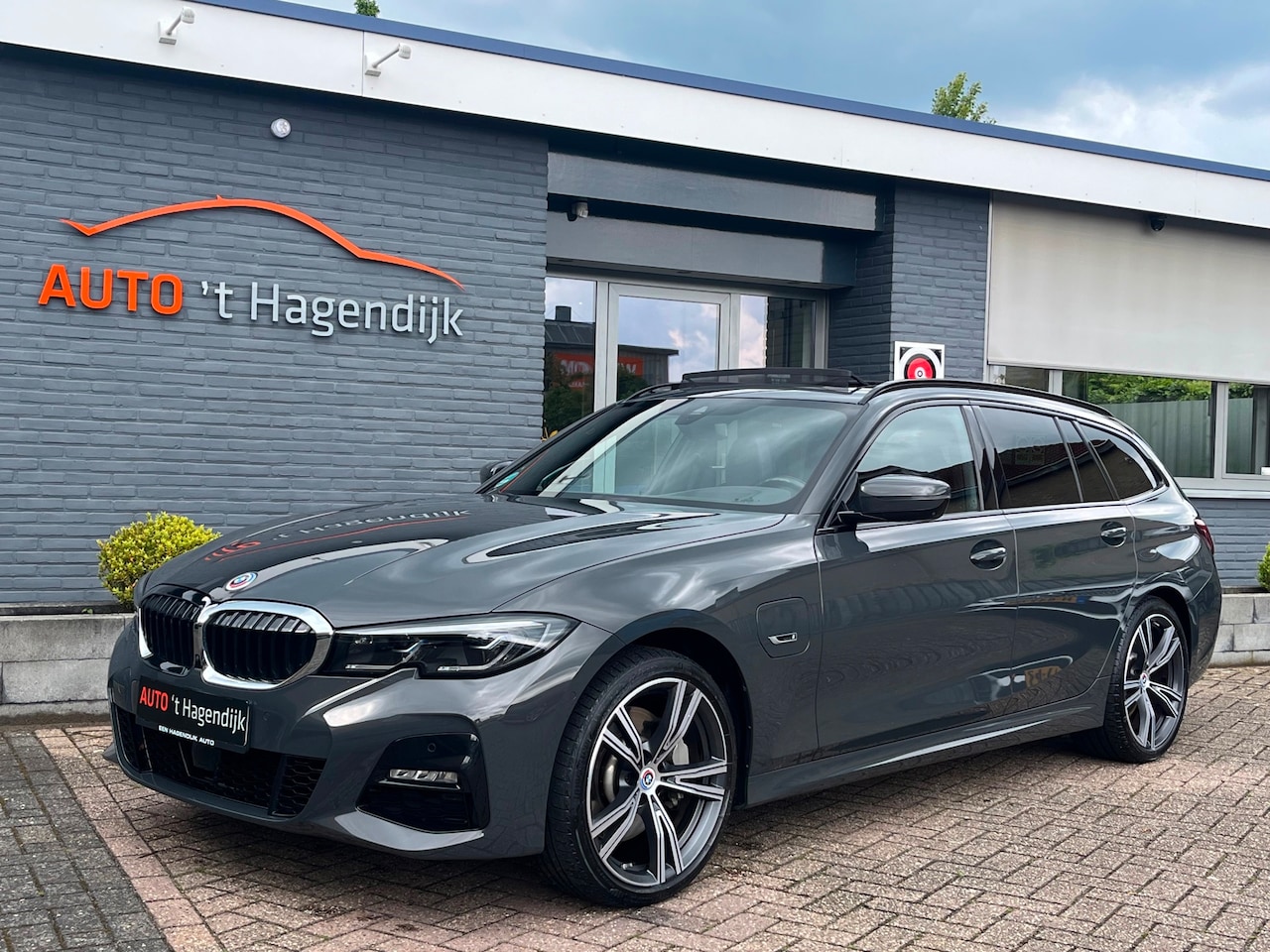 BMW 3-serie Touring - 330e xDrive M-sport pano trekh laser 19" - AutoWereld.nl