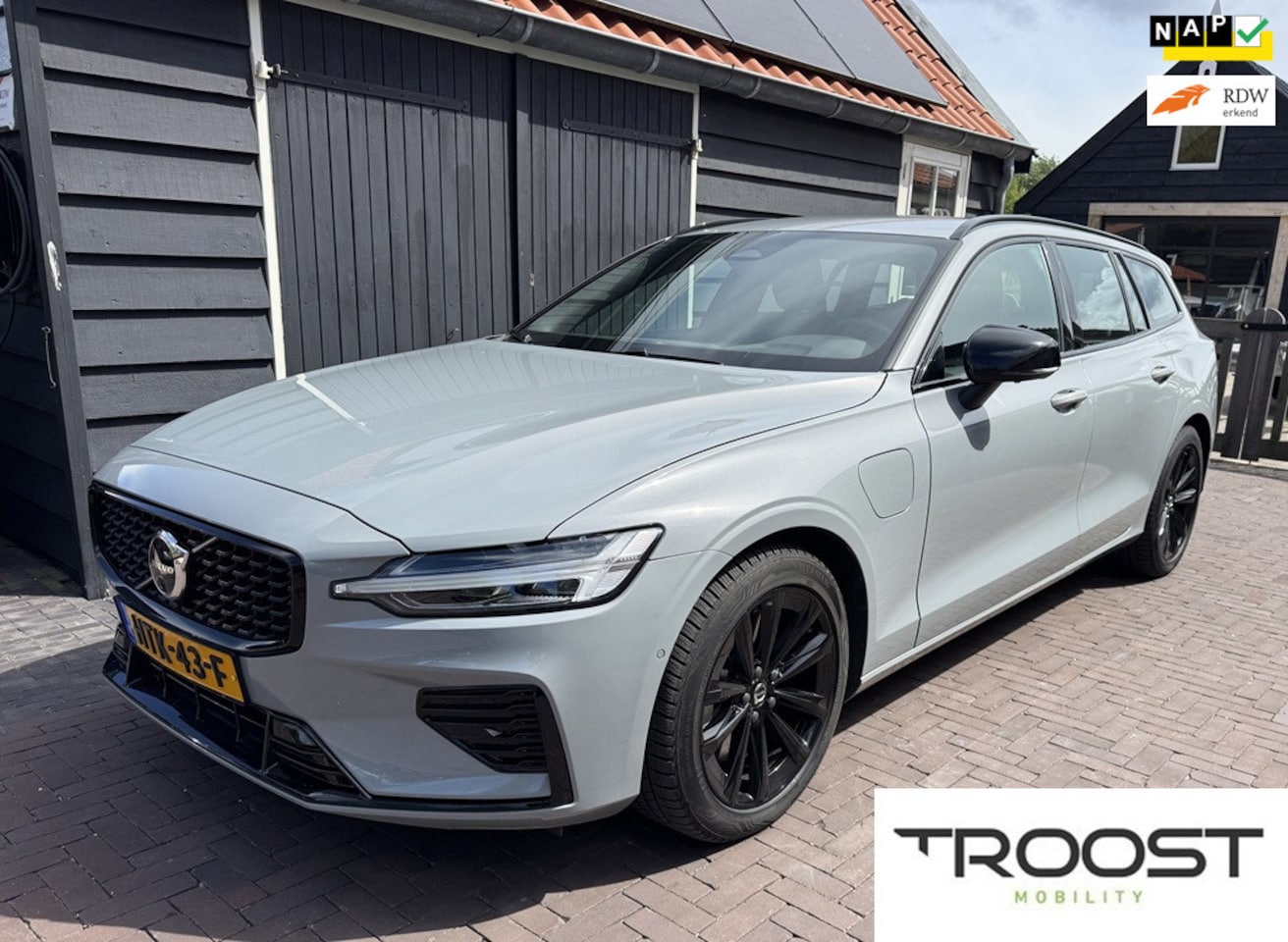 Volvo V60 - 2.0 T6 Plug-in hybrid AWD Plus Dark R-design|Trekhaak|360 Camera|Leer|Harman Kardon audio| - AutoWereld.nl