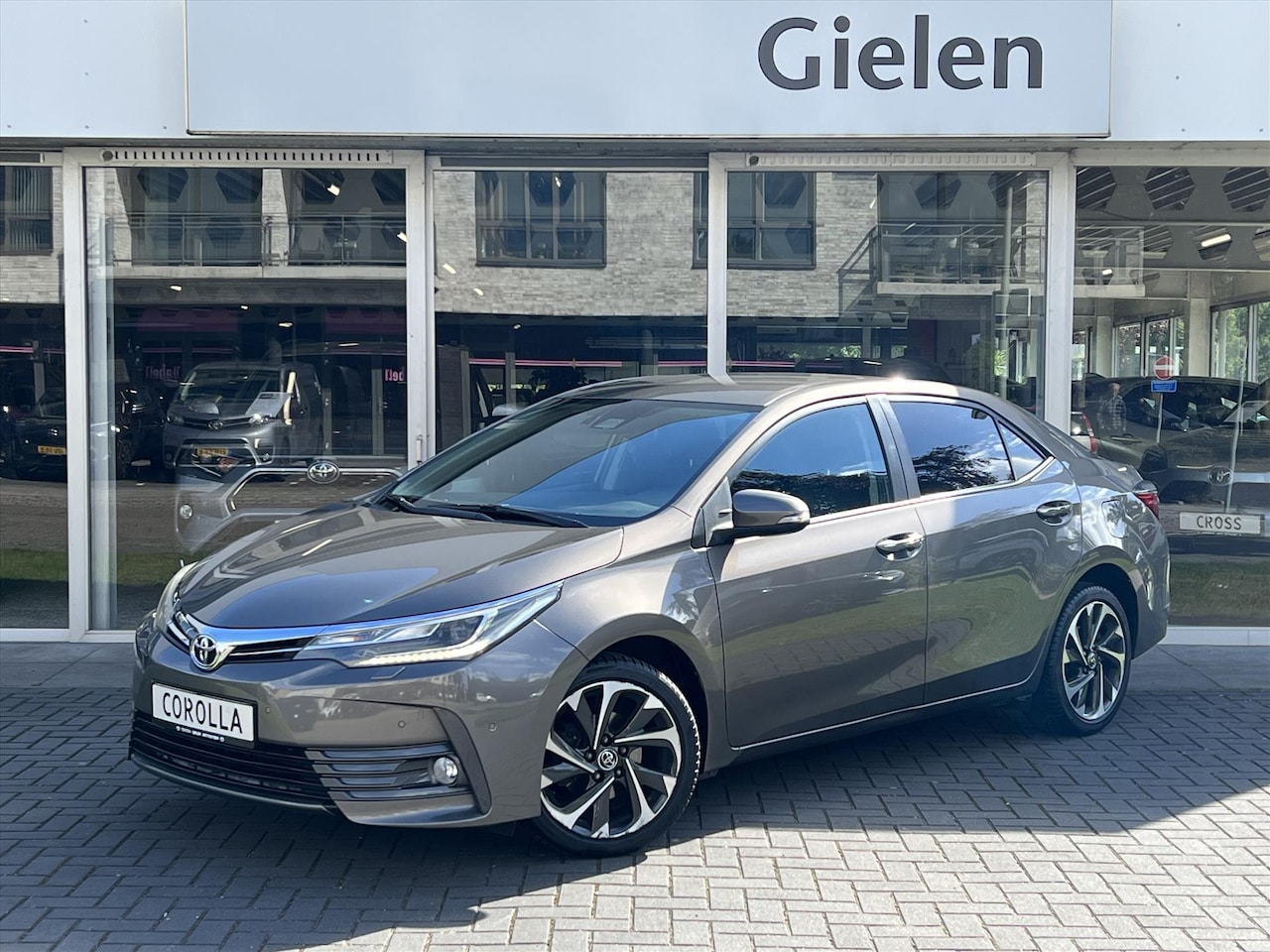 Toyota Corolla - Sedan 1.6 VVT-i Executive | Trekhaak, Parkeersensoren, Half leer, Stoelverwarming, Climate - AutoWereld.nl