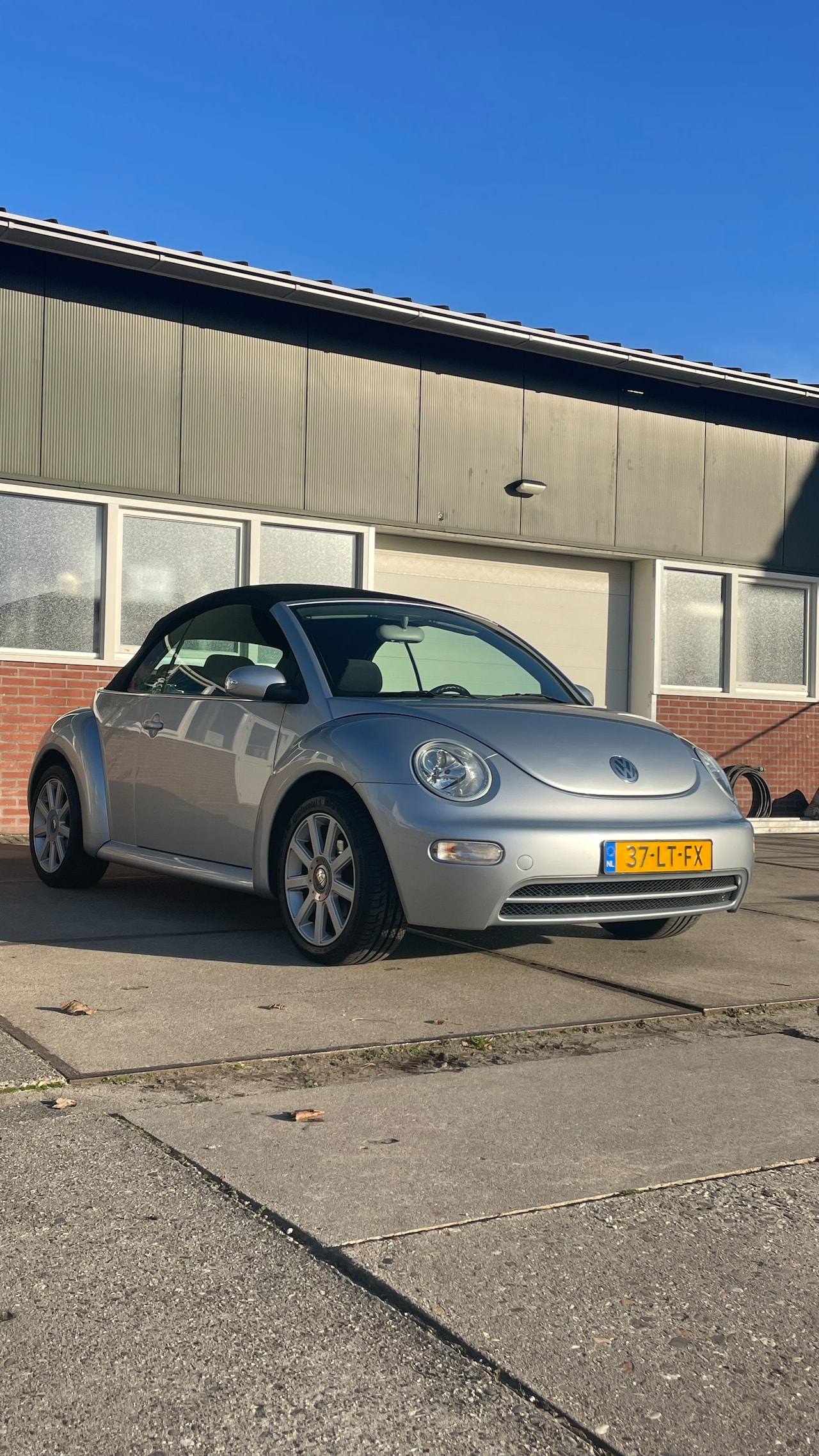 Volkswagen New Beetle Cabriolet - 2.0 Highline Sportvelgen dubbele uitlaat windscherm airco carkit parkeersensoren apk 23-9-26 - AutoWereld.nl