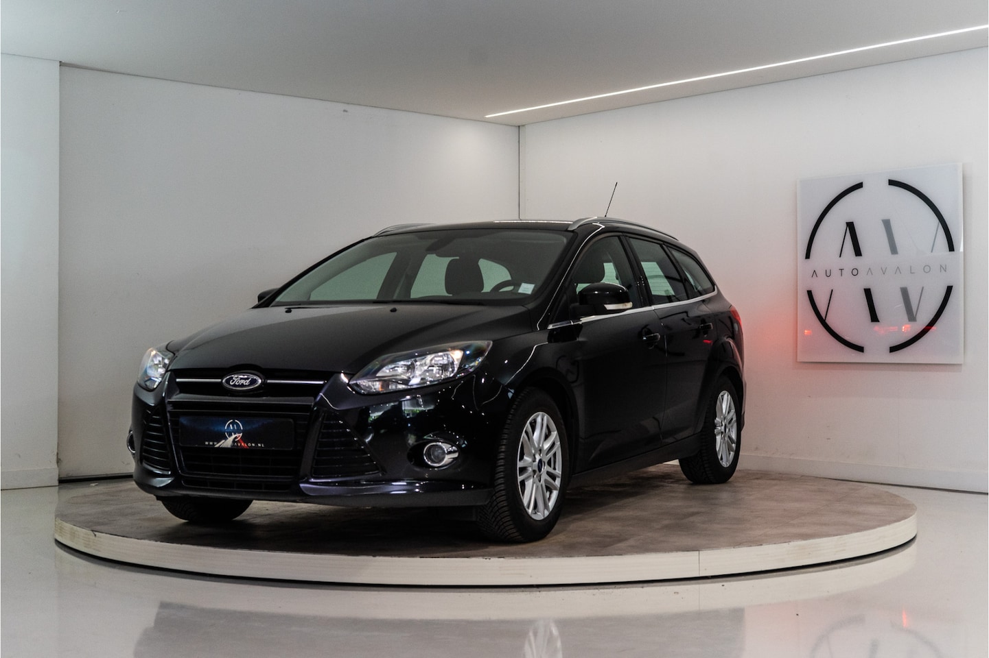 Ford Focus Wagon - 1.0 EcoBoost Titanium 126PK | NL AUTO+NAP | Airco | Trekhaak | Cruise | Parkpilot - AutoWereld.nl
