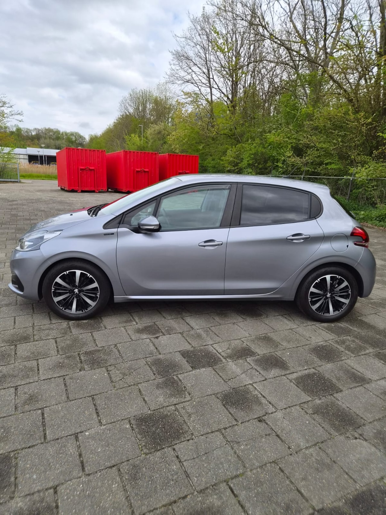 Peugeot 208 - 1.2 PureTech Signature Peugeot 208 met lage kilometerstand en 4 nieuwe banden. - AutoWereld.nl