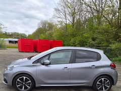 Peugeot 208 - 1.2 PureTech Signature Peugeot 208 met lage kilometerstand en 4 nieuwe banden.