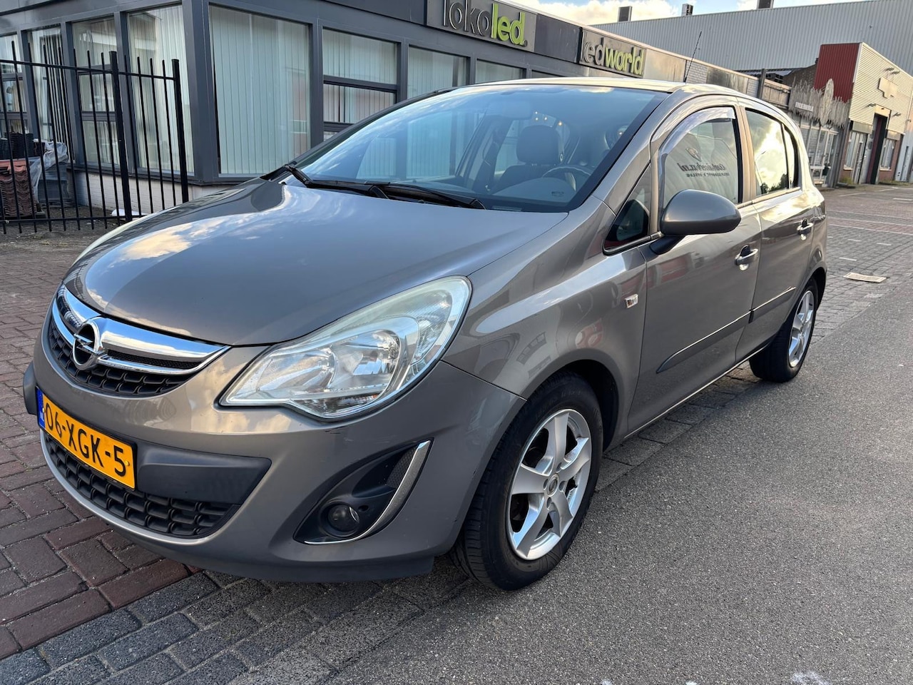 Opel Corsa - 1.4-16V Anniversary Edition / Navi / Airco - AutoWereld.nl