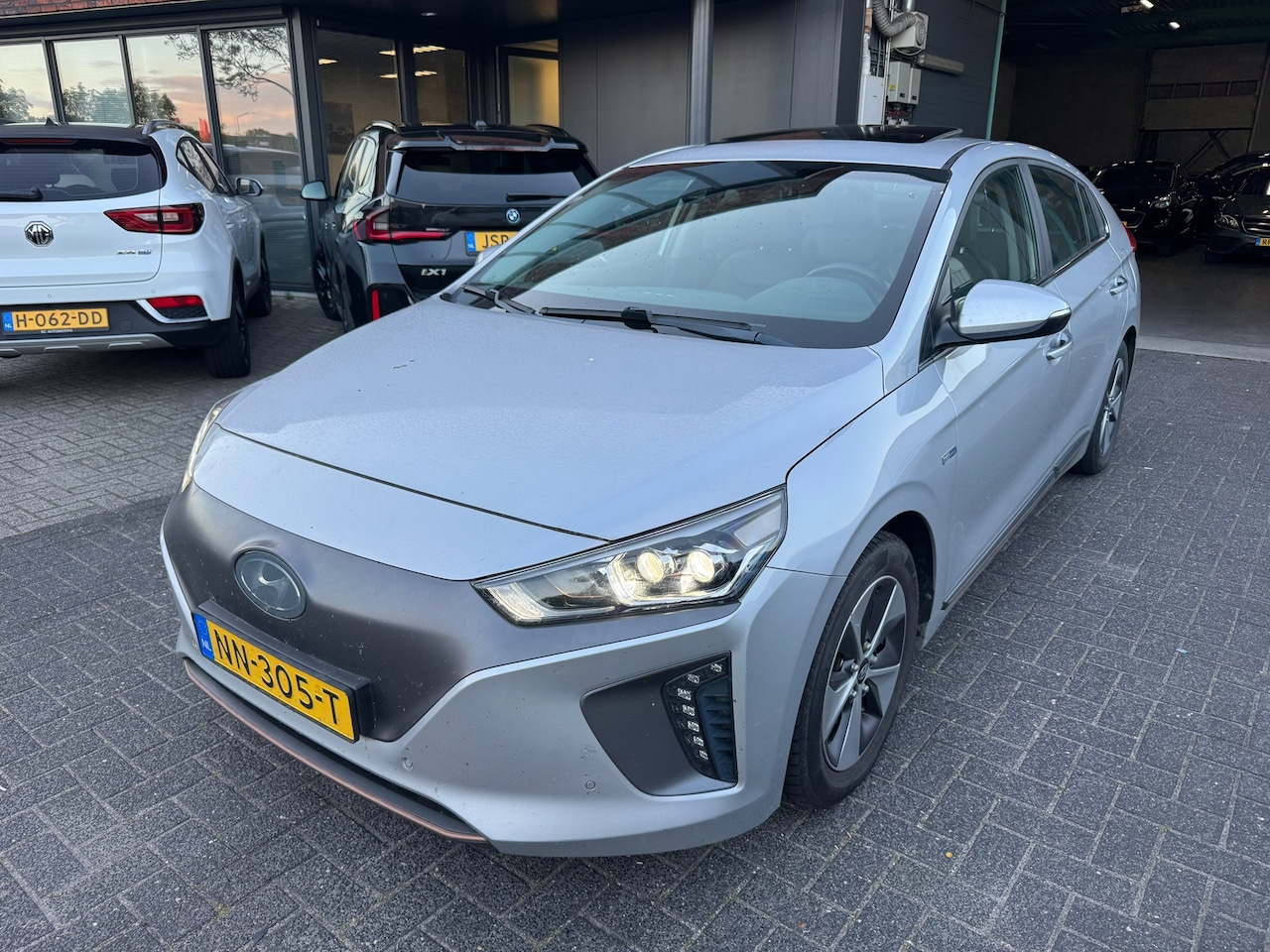 Hyundai IONIQ - Premium EV PANO ACC LEER CAMERA VOL ORIG NL NAP - AutoWereld.nl