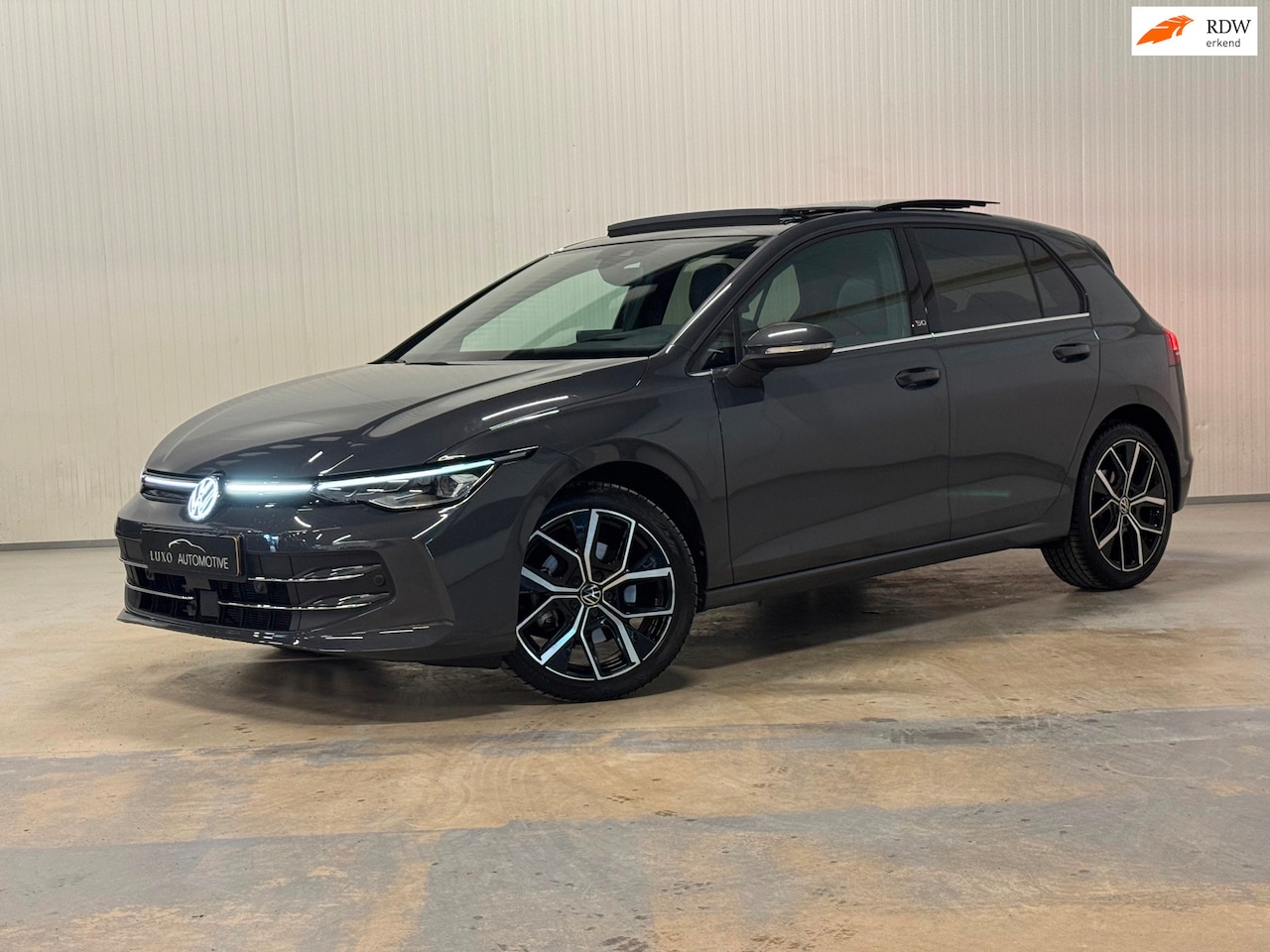 Volkswagen Golf - 1.5 eTSI R-Line Edition | 50 JAHRE | FACELIFT | PANO | HUD | TREKHAAK - AutoWereld.nl