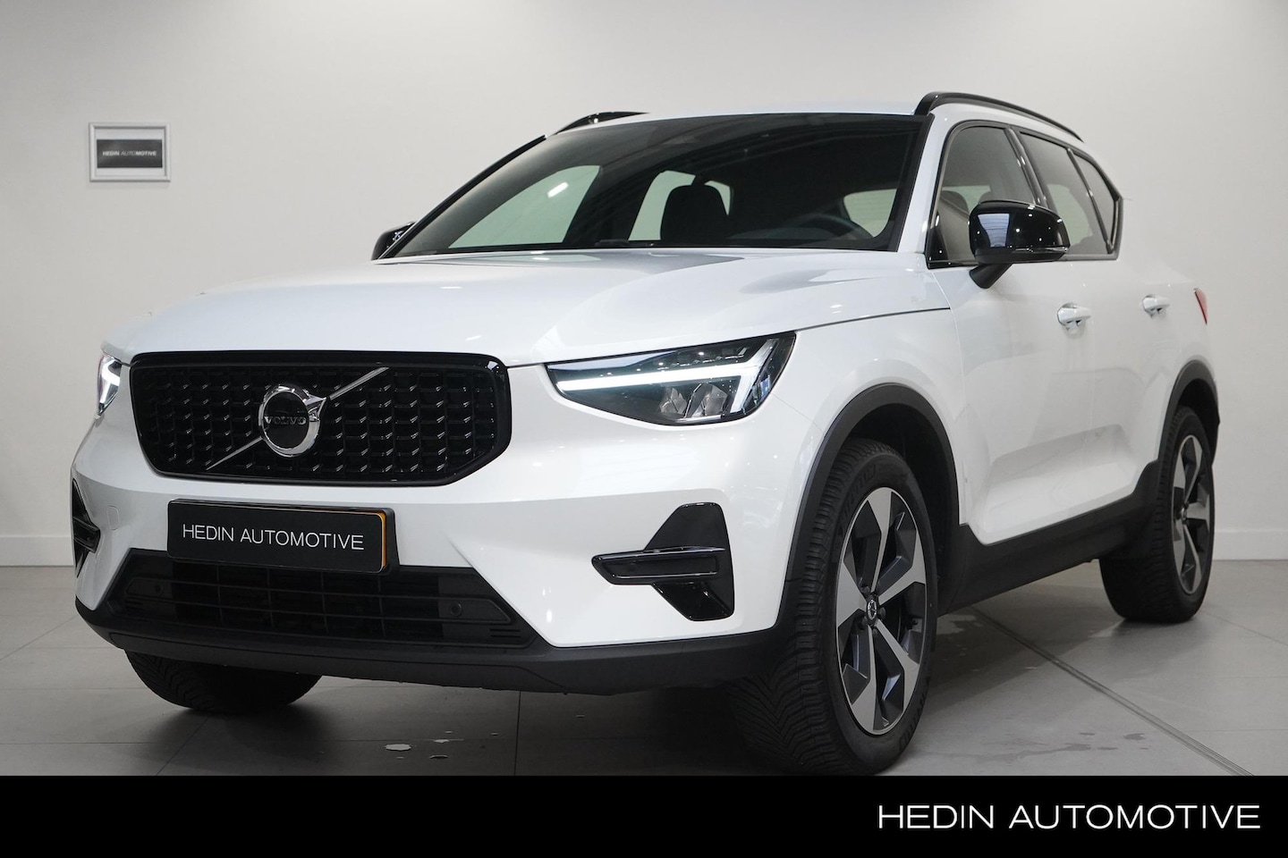 Volvo XC40 - 2.0 B4 Plus Dark Mild Hybride 197pk Automaat | 2.000kg Trekgewicht | Adaptieve Cruise + Pi - AutoWereld.nl