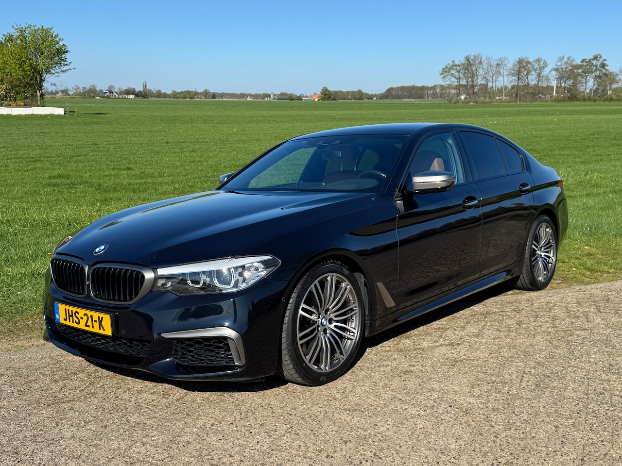 BMW 5-serie - M550i xDrive High Executive M-pakket, prof navi, head-up display, Carplay, Harman Kardon en comfort access - AutoWereld.nl