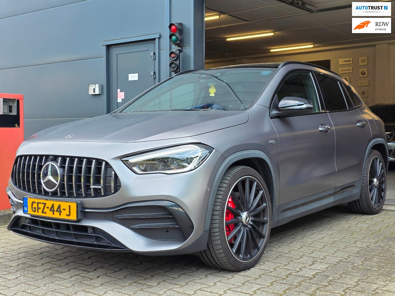 Mercedes-Benz GLA-Klasse - AMG 35 4MATIC / PANO / MATTE GREY / LEDER-ALCANTARA / CAMERA / KEYLESS / BURMESTER / CARPL - AutoWereld.nl