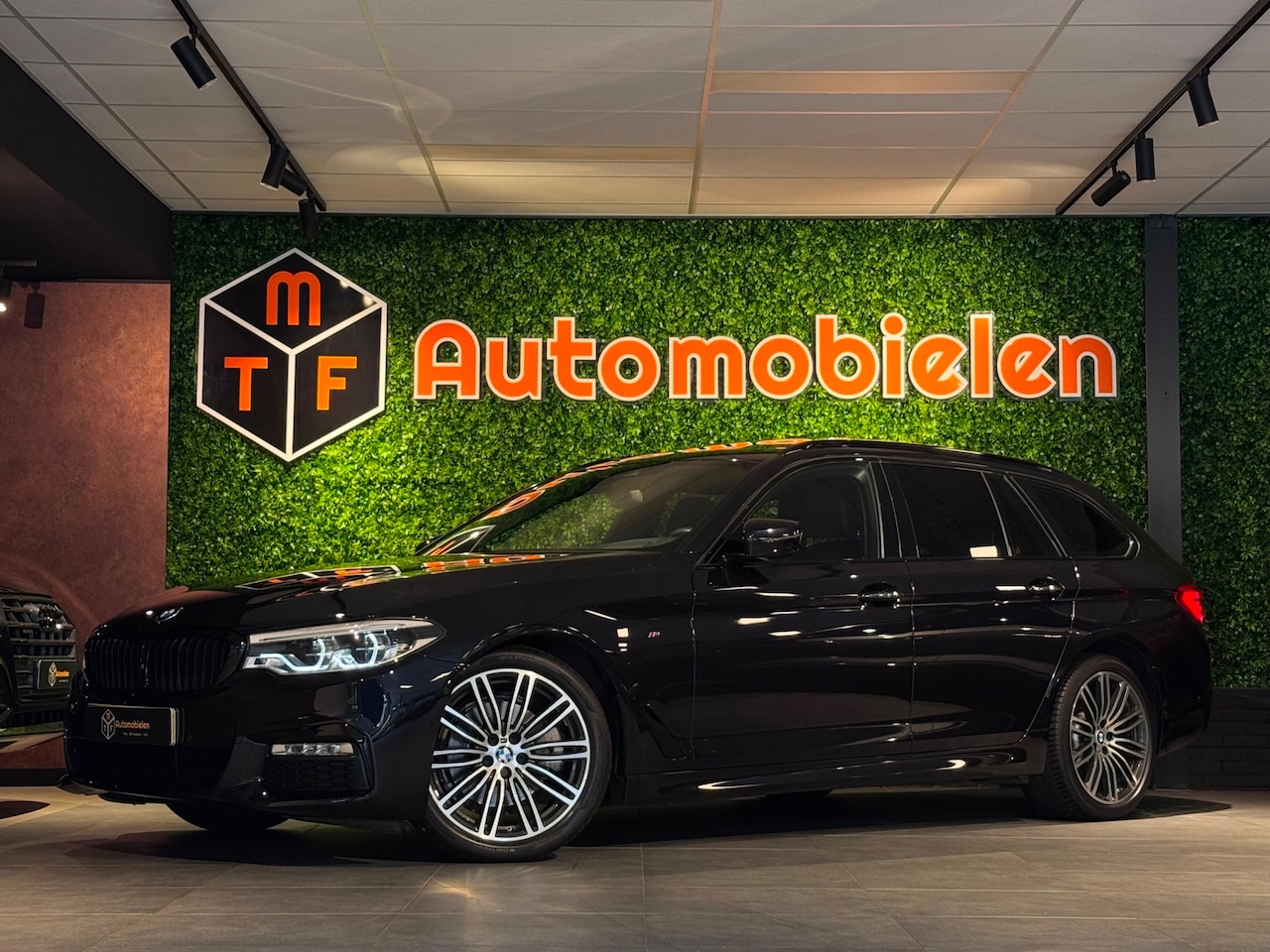 BMW 5-serie Touring - 520i M SPORT Night ed. |H/K|HUD|360CAMERA|DAB - AutoWereld.nl