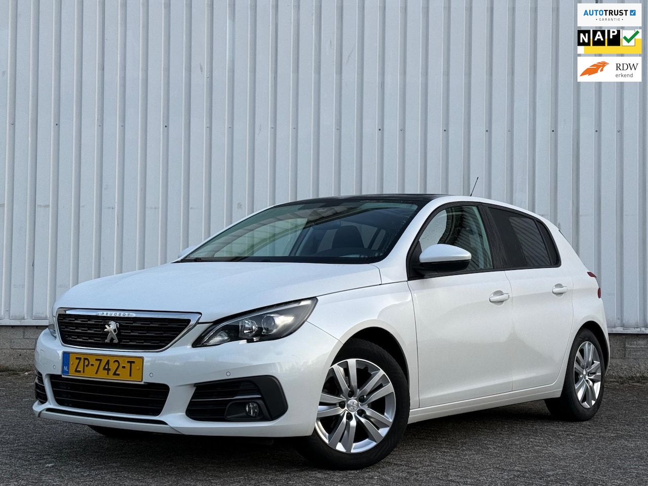 Peugeot 308 - 1.2 PureTech Executive Trekhaak,AppleCarplay,ClimateControl,Navi,Pano,PDC,CruiseControl,N. - AutoWereld.nl