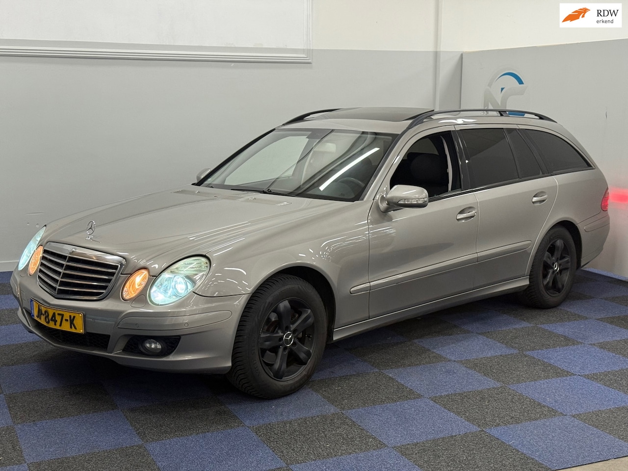 Mercedes-Benz E-klasse Estate - 200 K. / AUTOMAAT / SCHUIFKANTELDAK / DEALER ONDERHOUDEN - AutoWereld.nl